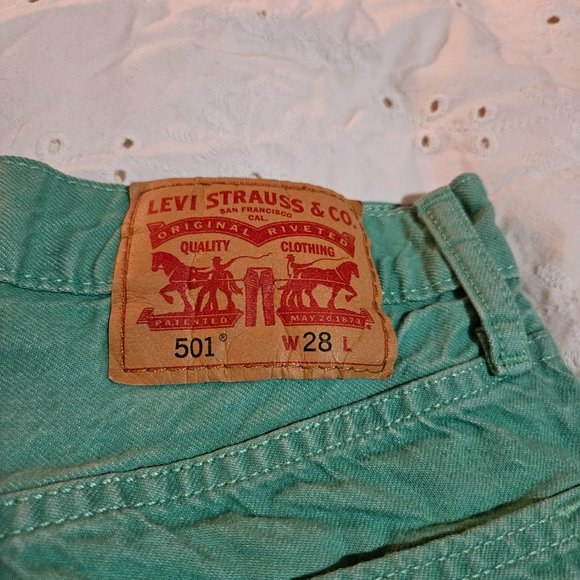 SOLD-Levi's 501 shorts- size 28 - Picture 3 of 5